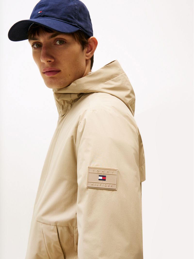 Campera-con-capucha-y-parche-del-logo