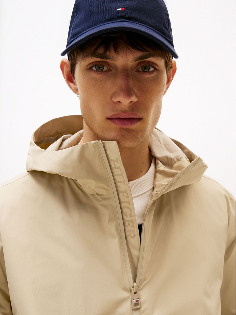 Campera-con-capucha-y-parche-del-logo
