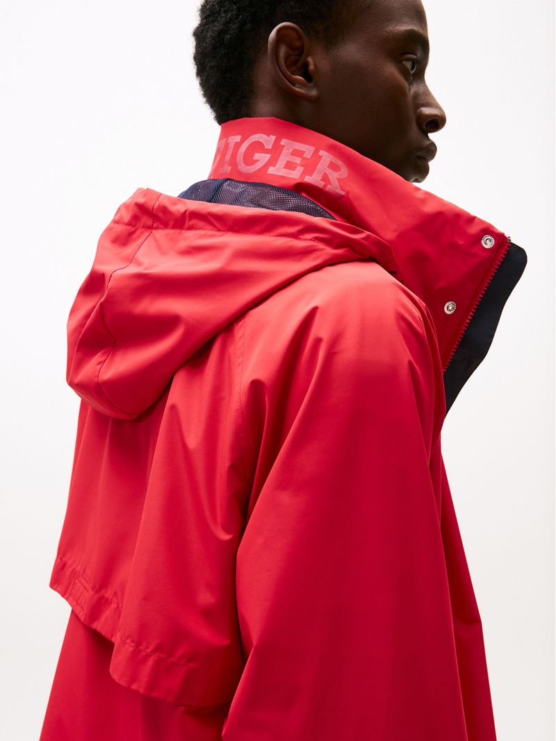 Campera-con-capucha-y-parche-del-logo
