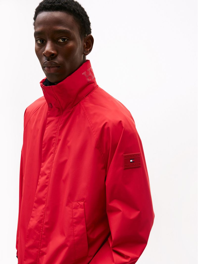 Campera-con-capucha-y-parche-del-logo