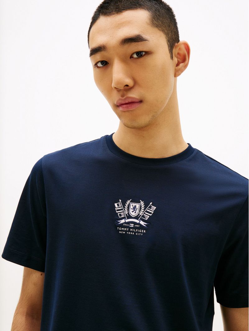 Remera-de-cuello-redondo-con-logo