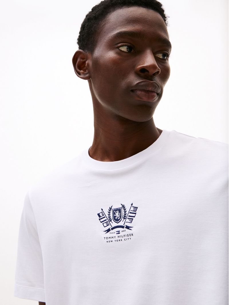 Remera-de-cuello-redondo-con-logo