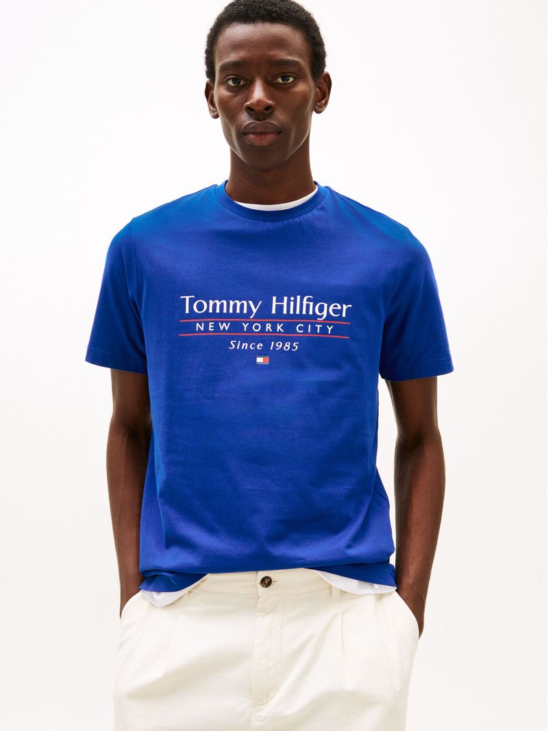 Remera-de-cuello-redondo-con-logo