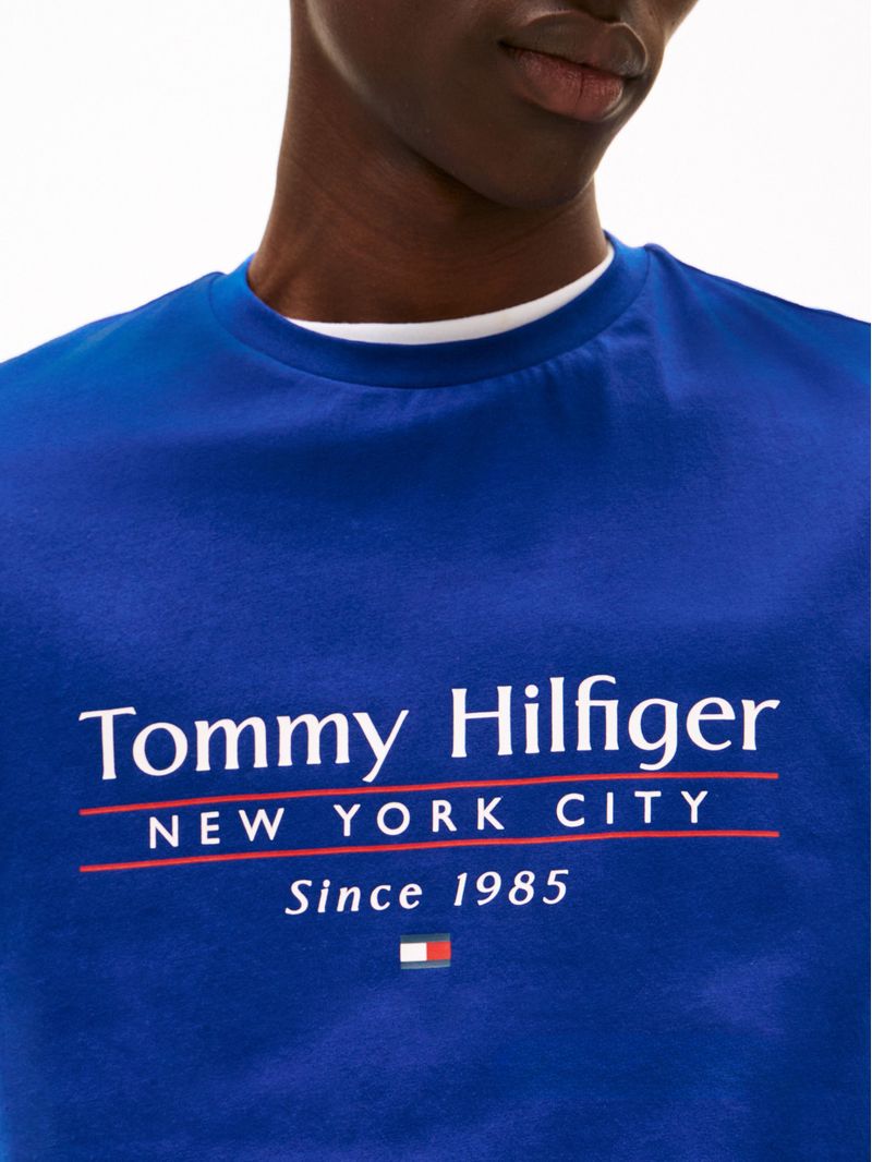 Remera-de-cuello-redondo-con-logo