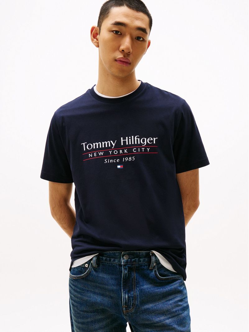 Remera-de-cuello-redondo-con-logo