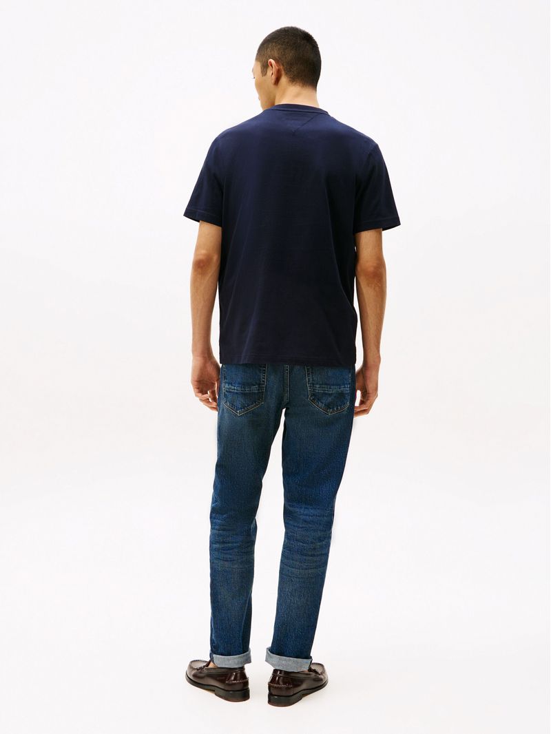 Remera-de-cuello-redondo-con-logo