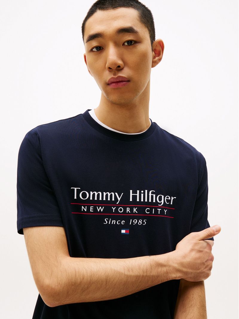 Remera-de-cuello-redondo-con-logo