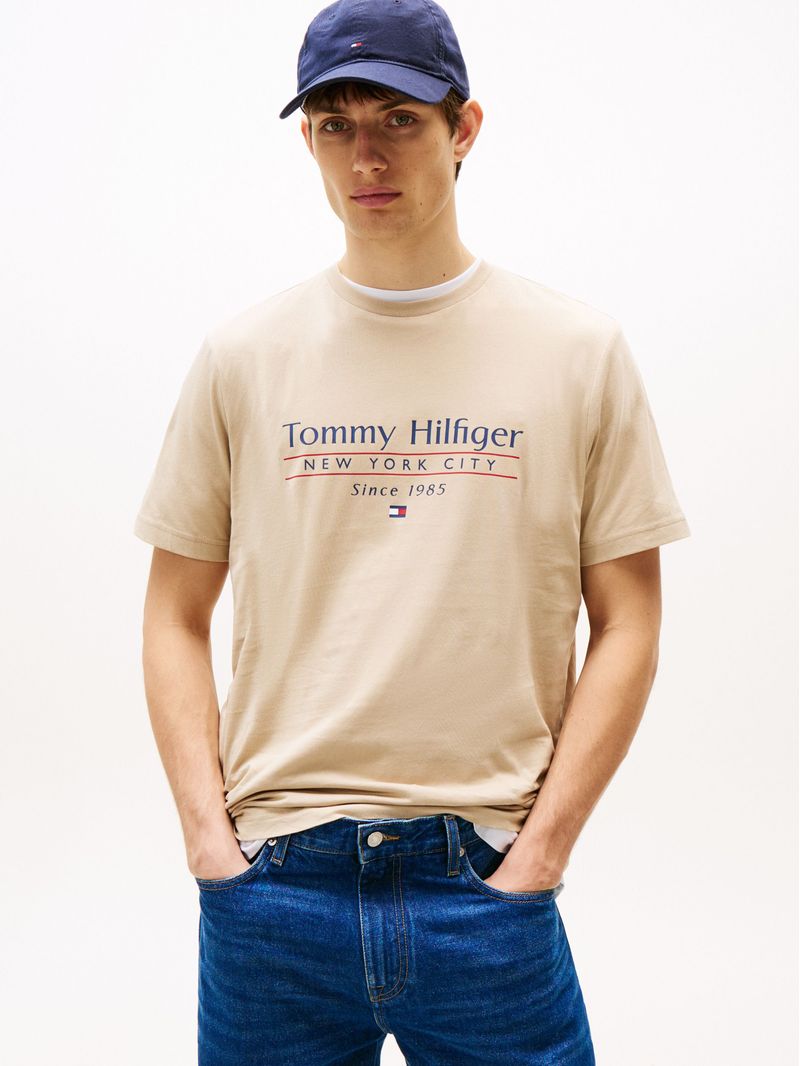 Remera-de-cuello-redondo-con-logo