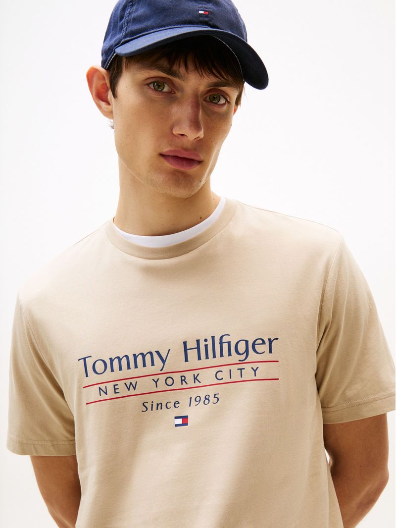 Remera-de-cuello-redondo-con-logo