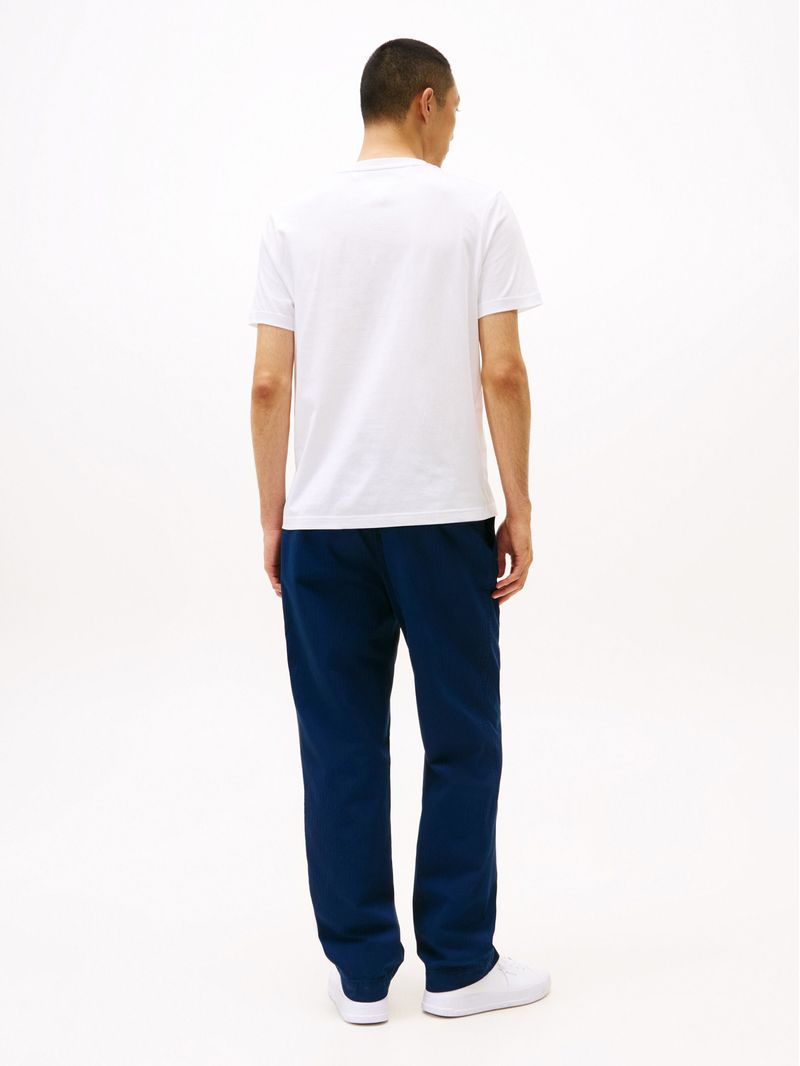 Remera-de-cuello-redondo-con-logo