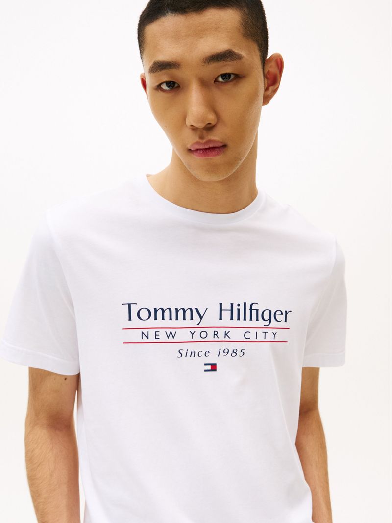 Remera-de-cuello-redondo-con-logo