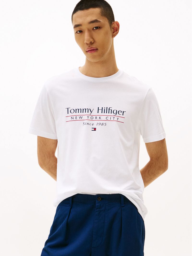 Remera-de-cuello-redondo-con-logo