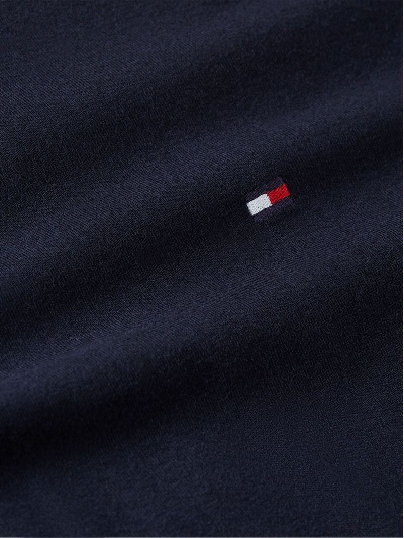 Remera-de-cuello-redondo-con-logo-bordado