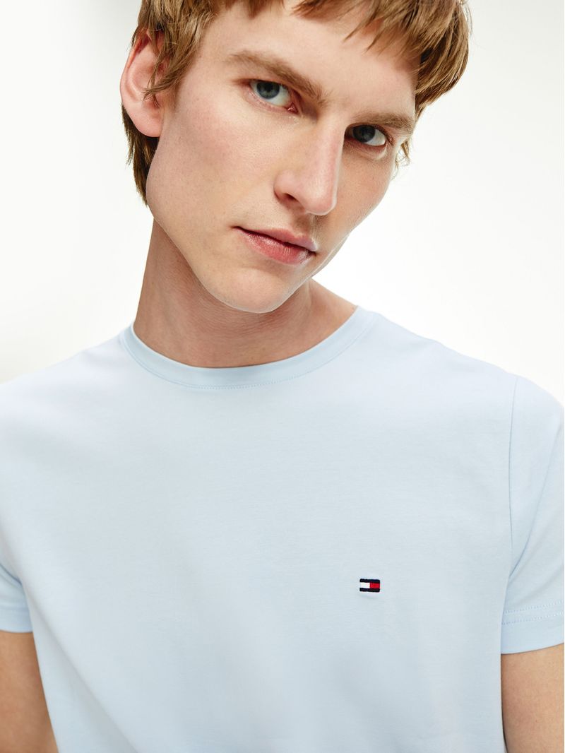 Remera-de-cuello-redondo-y-corte-extra-slim