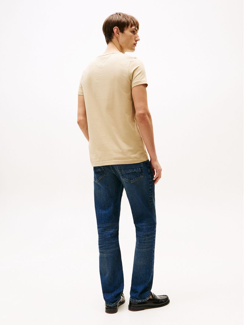 Remera-de-cuello-redondo-y-corte-extra-slim