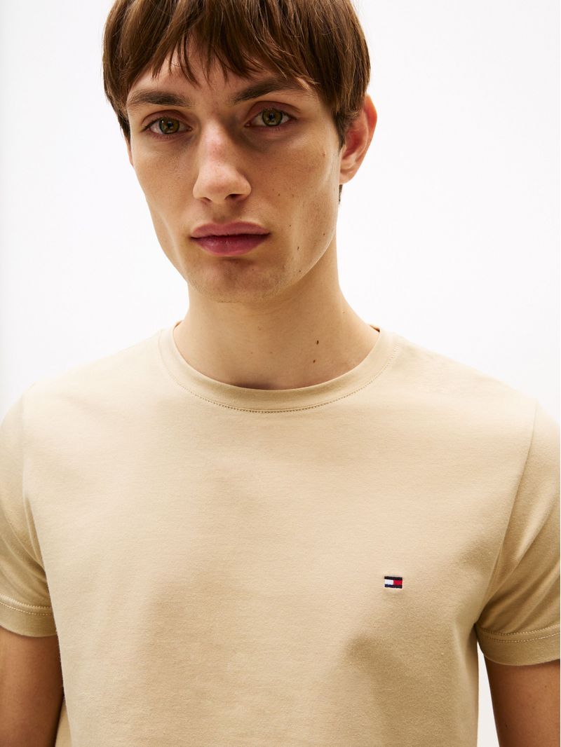 Remera-de-cuello-redondo-y-corte-extra-slim