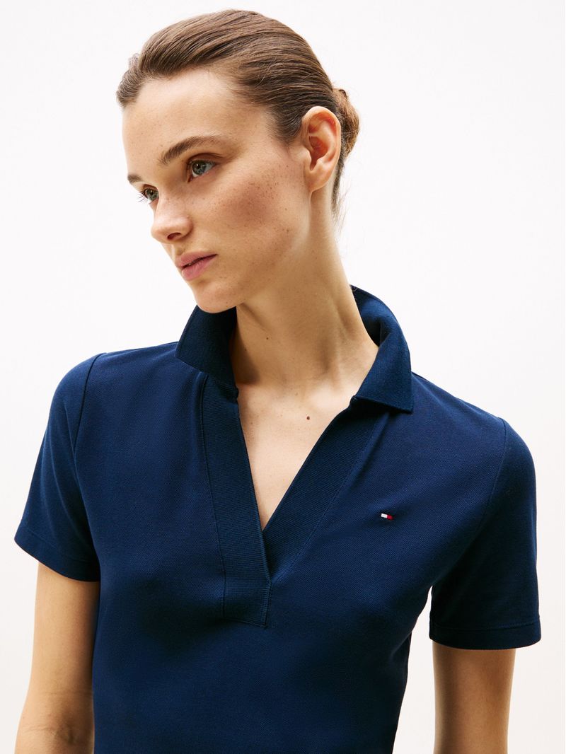 Vestido-tipo-chomba-con-cuello-en-V-abierto