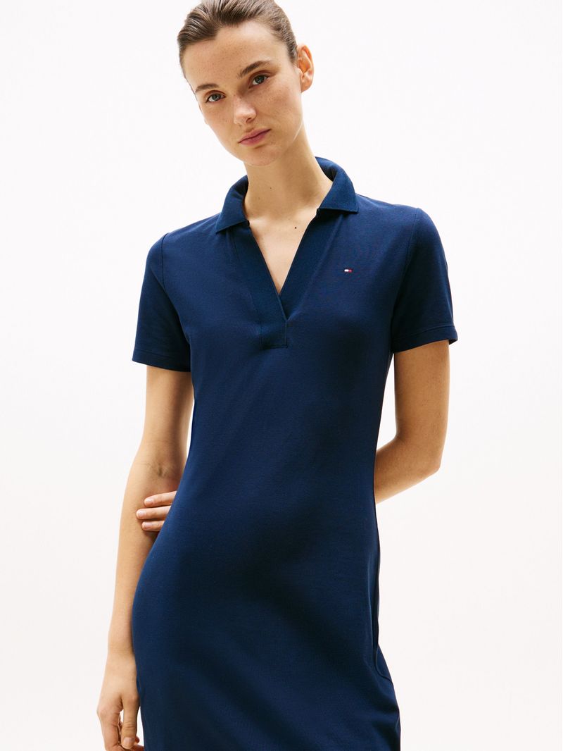 Vestido-tipo-chomba-con-cuello-en-V-abierto