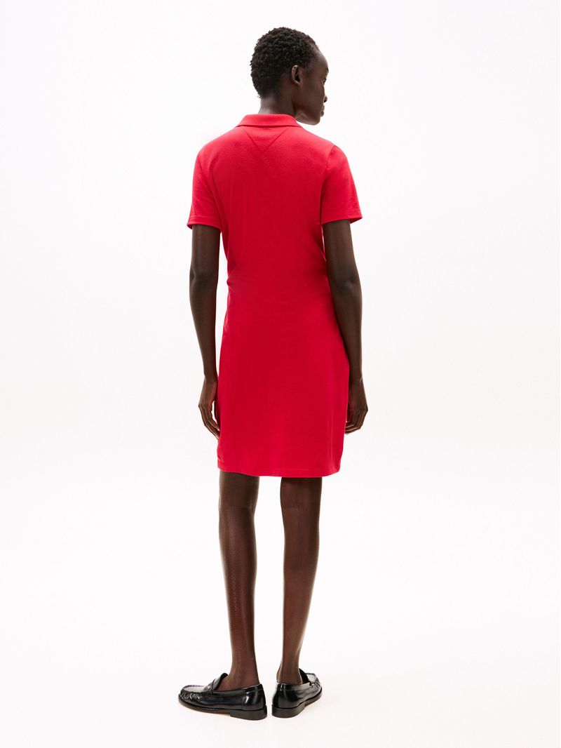 Vestido-tipo-chomba-con-cuello-en-V-abierto