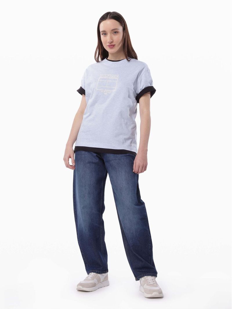 Remera-con-logo-grafico