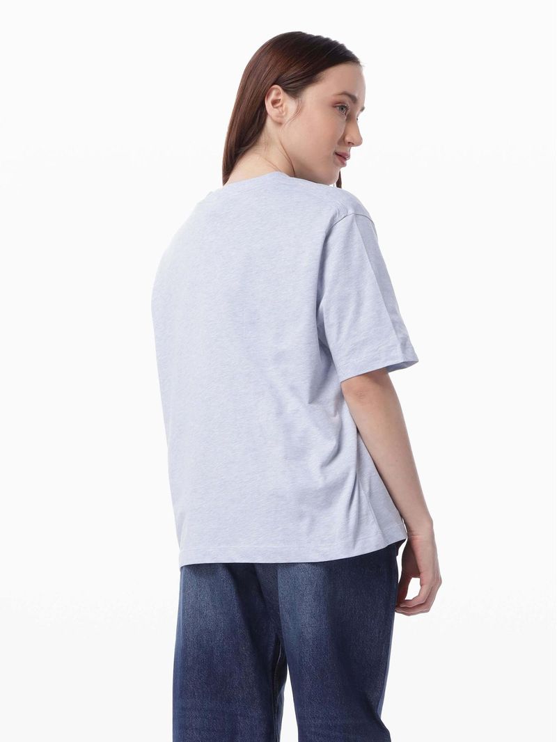 Remera-con-logo-grafico