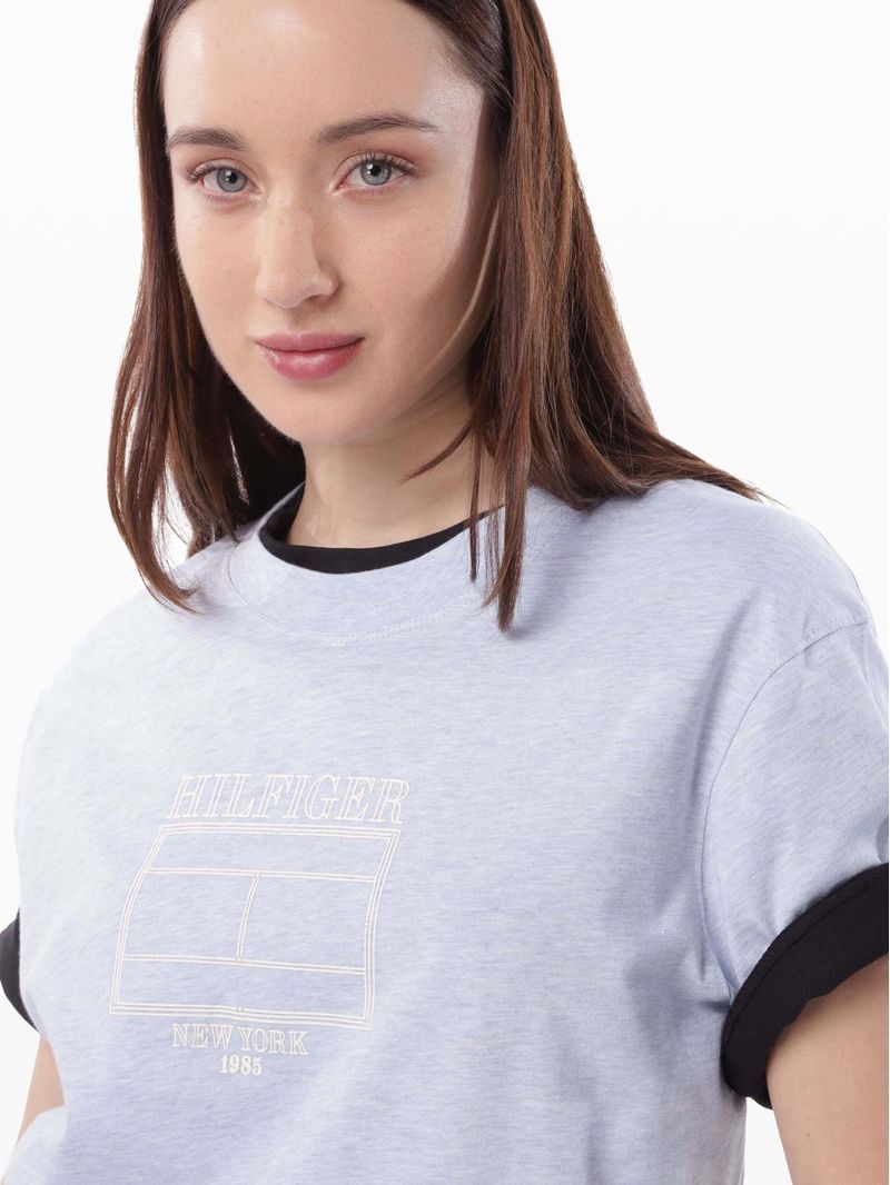 Remera-con-logo-grafico