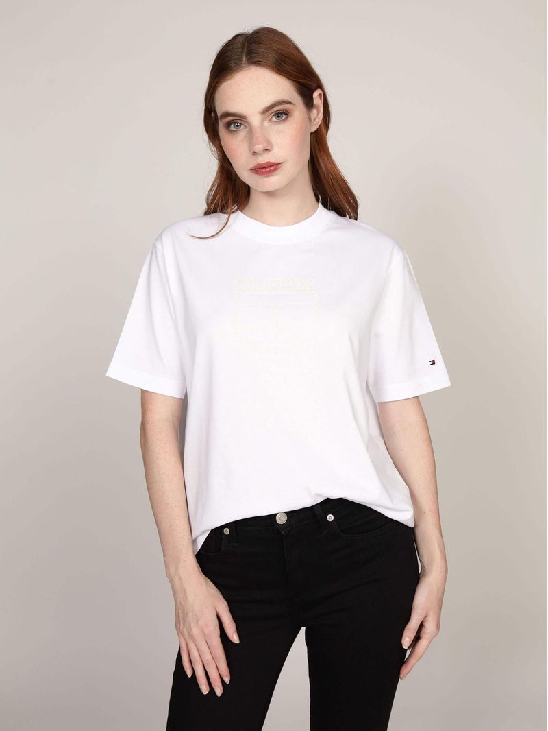 Remera-con-logo-grafico