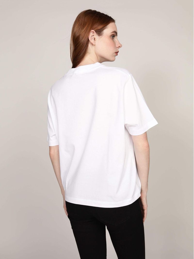 Remera-con-logo-grafico