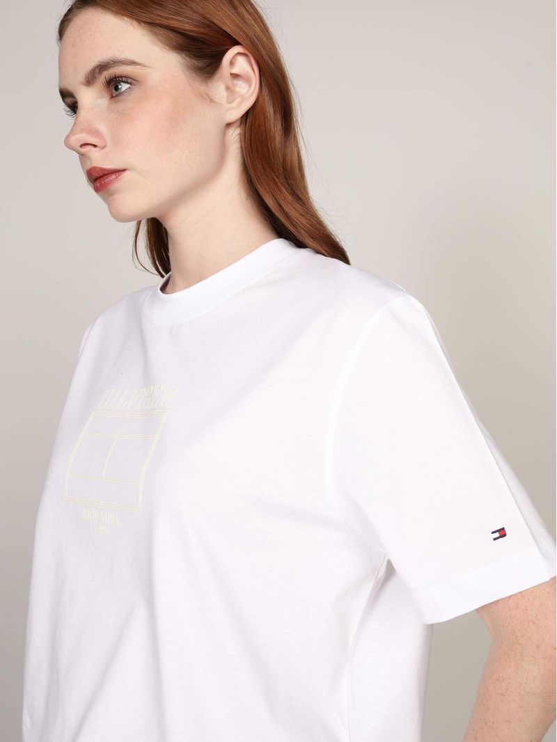 Remera-con-logo-grafico