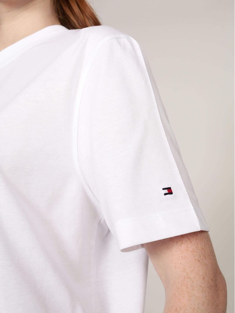 Remera-con-logo-grafico