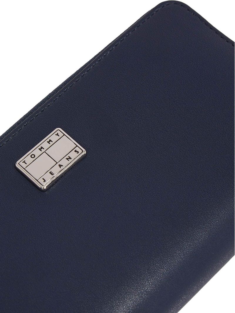 Billetera-con-insignia-y-cremallera