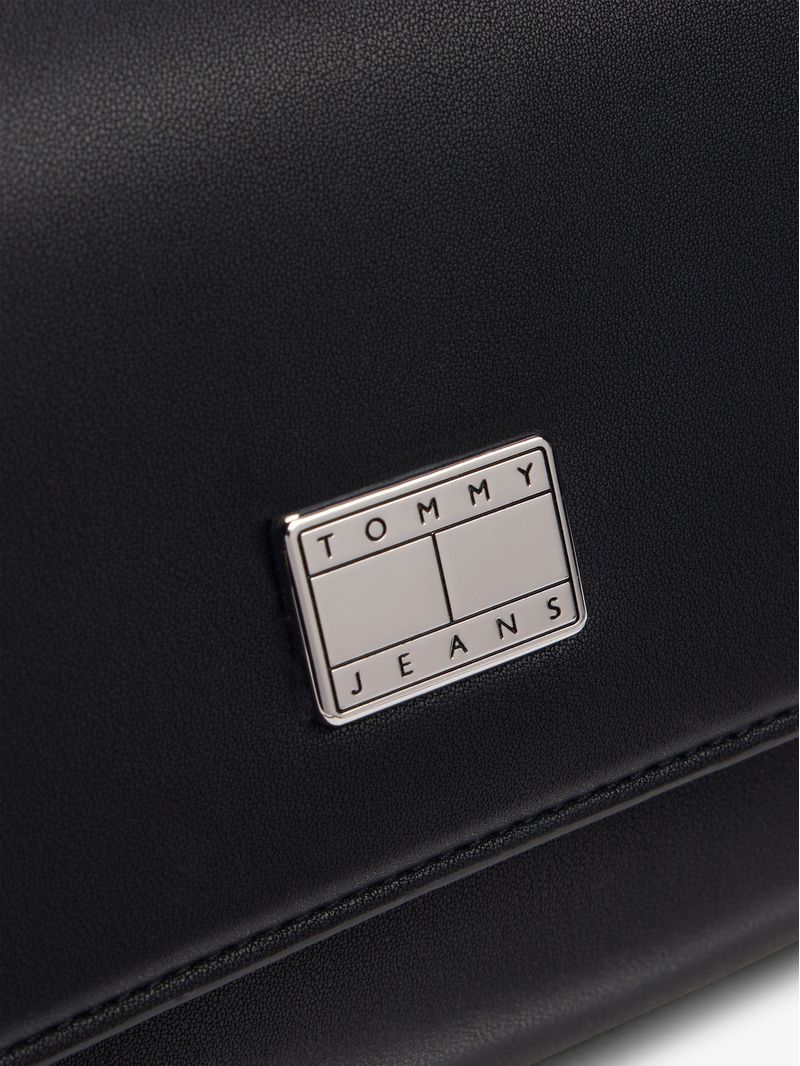 Cartera-con-solapa-y-asa