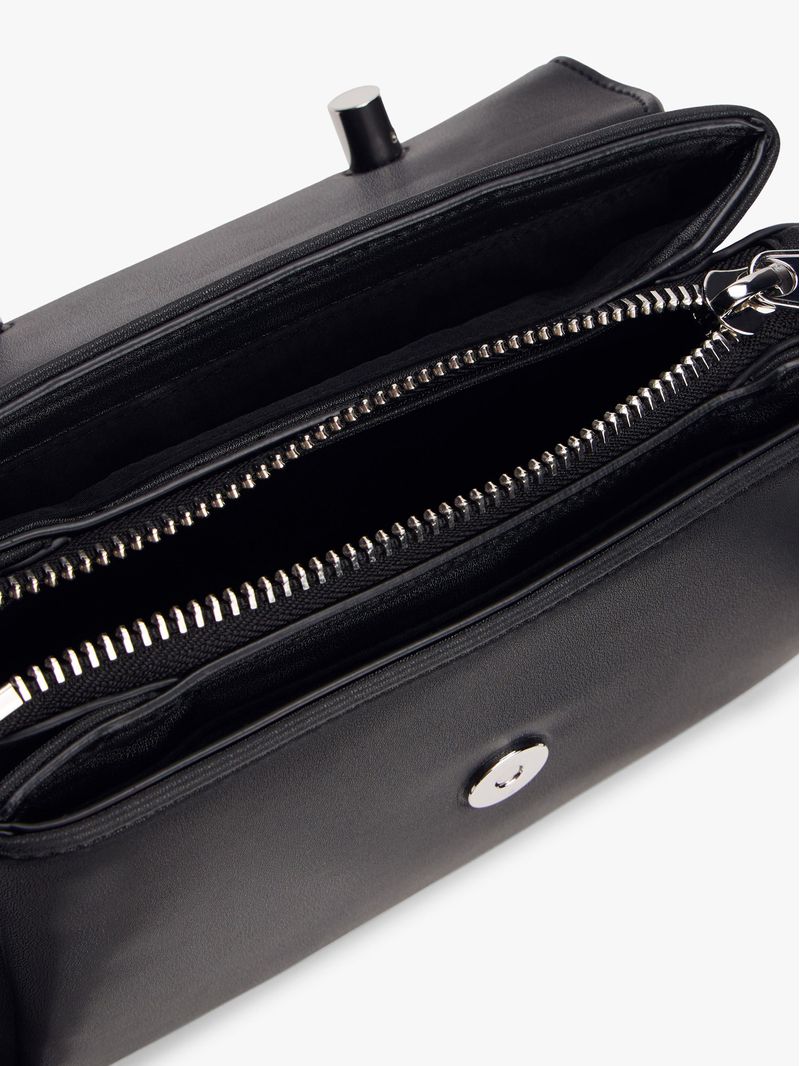 Cartera-con-solapa-y-asa