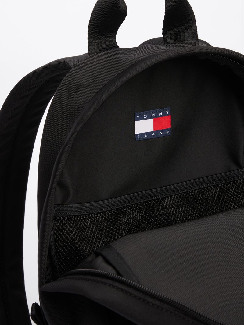 Mochila-Essential-con-inscripcion