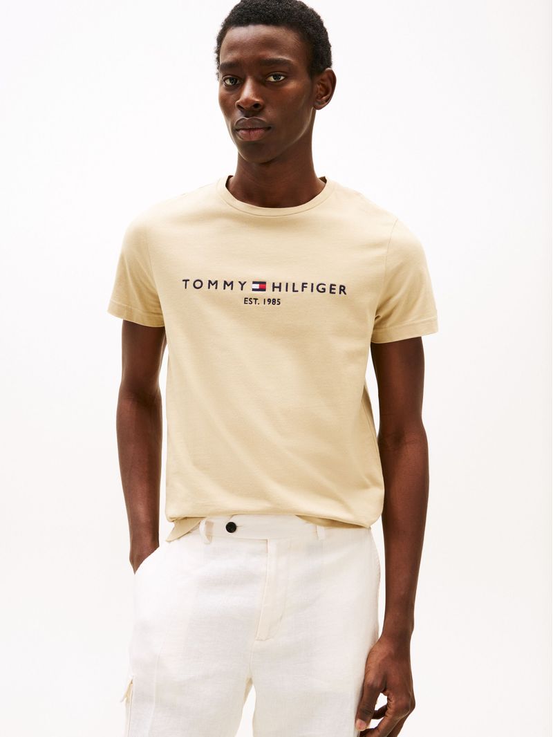 Remera-con-logo-bordado