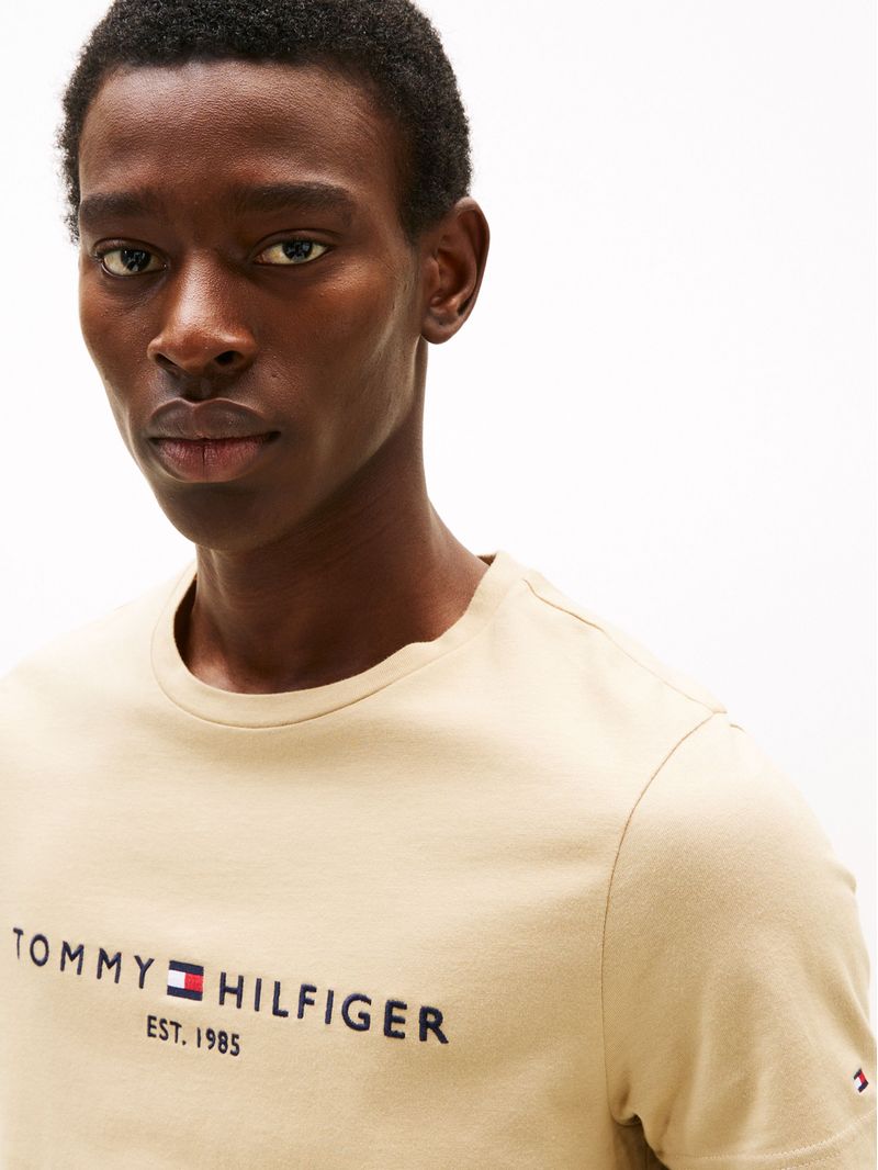 Remera-con-logo-bordado