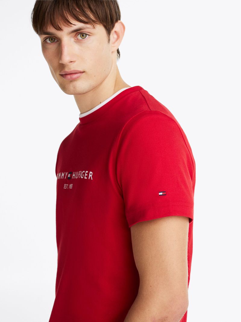 Remera-con-logo-bordado