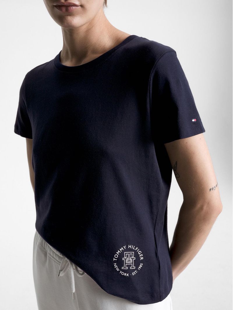 Remera-de-cuello-redondo-con-logo