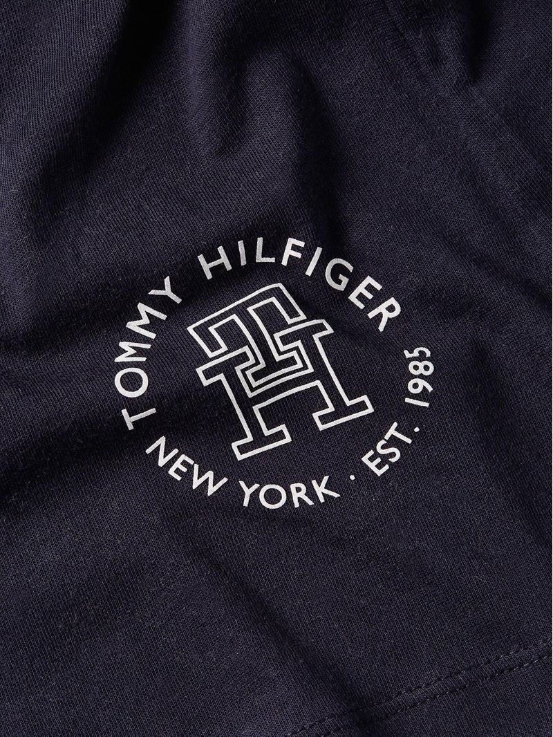 Remera-de-cuello-redondo-con-logo