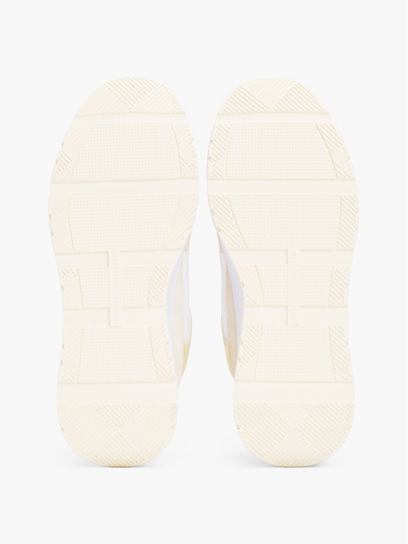 Zapatillas-con-mezcla-de-texturas