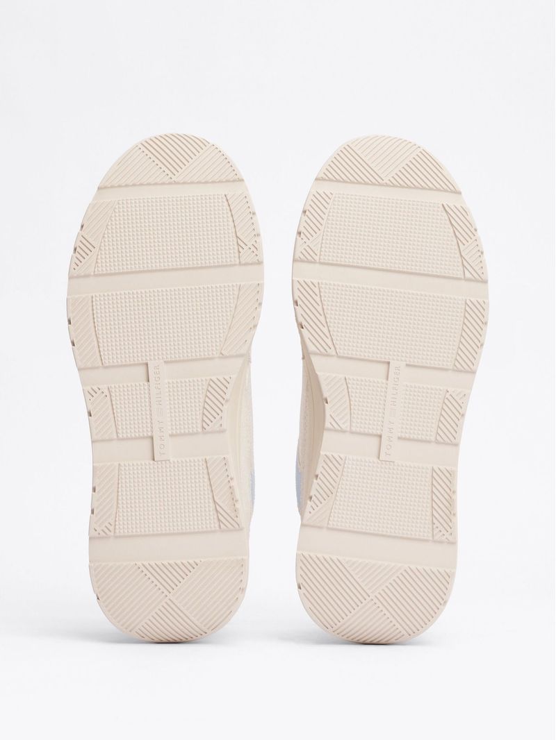 Zapatillas-con-mezcla-de-texturas