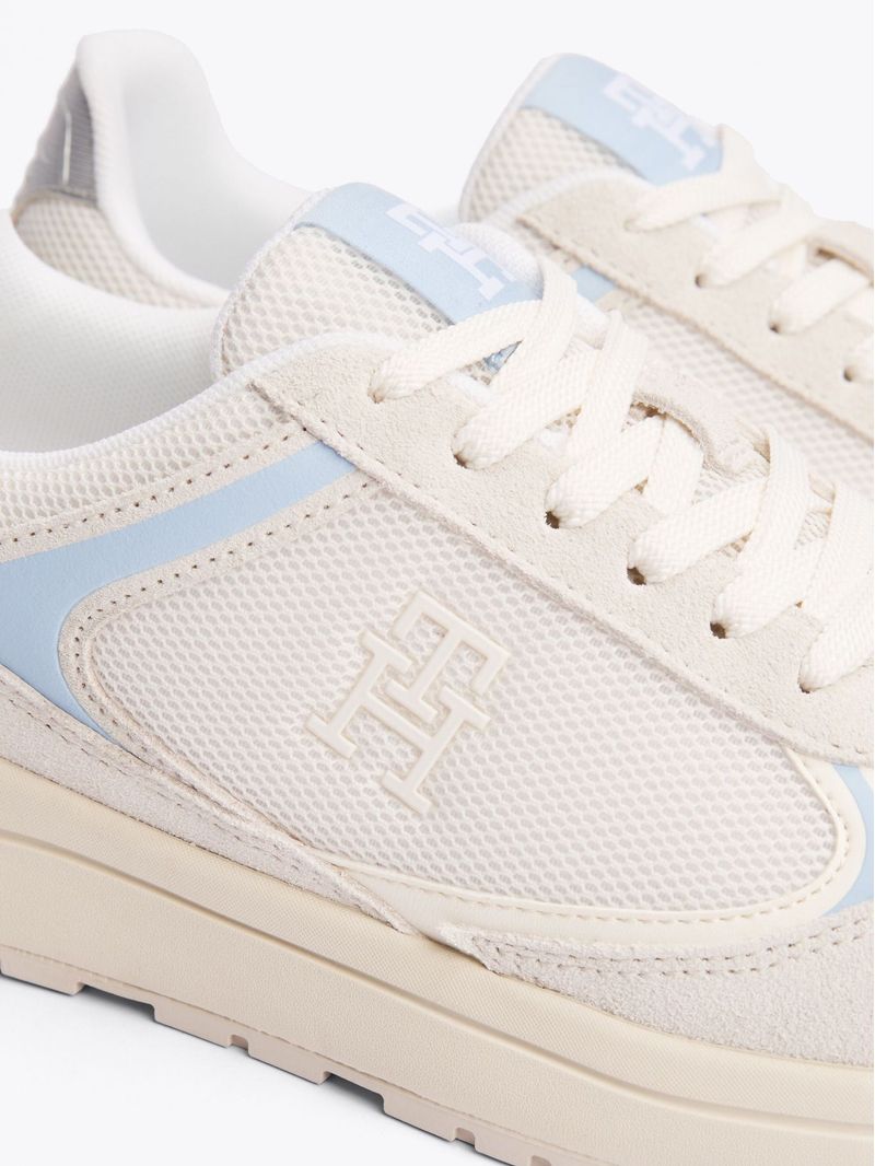 Zapatillas-con-mezcla-de-texturas