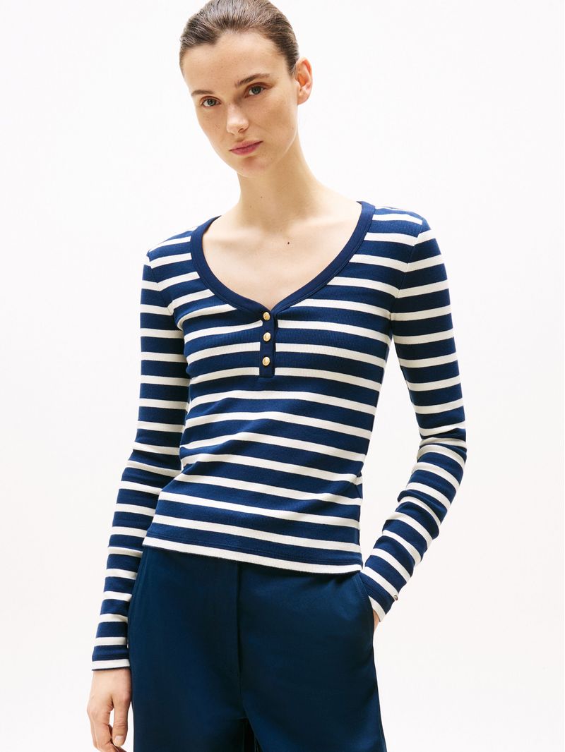 Remera-de-manga-larga-con-cuello-Henley
