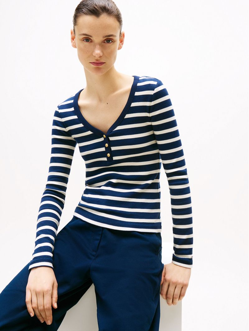 Remera-de-manga-larga-con-cuello-Henley