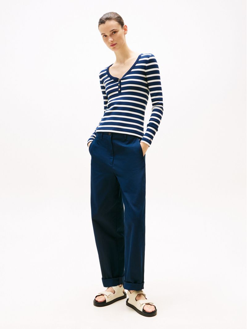 Remera-de-manga-larga-con-cuello-Henley