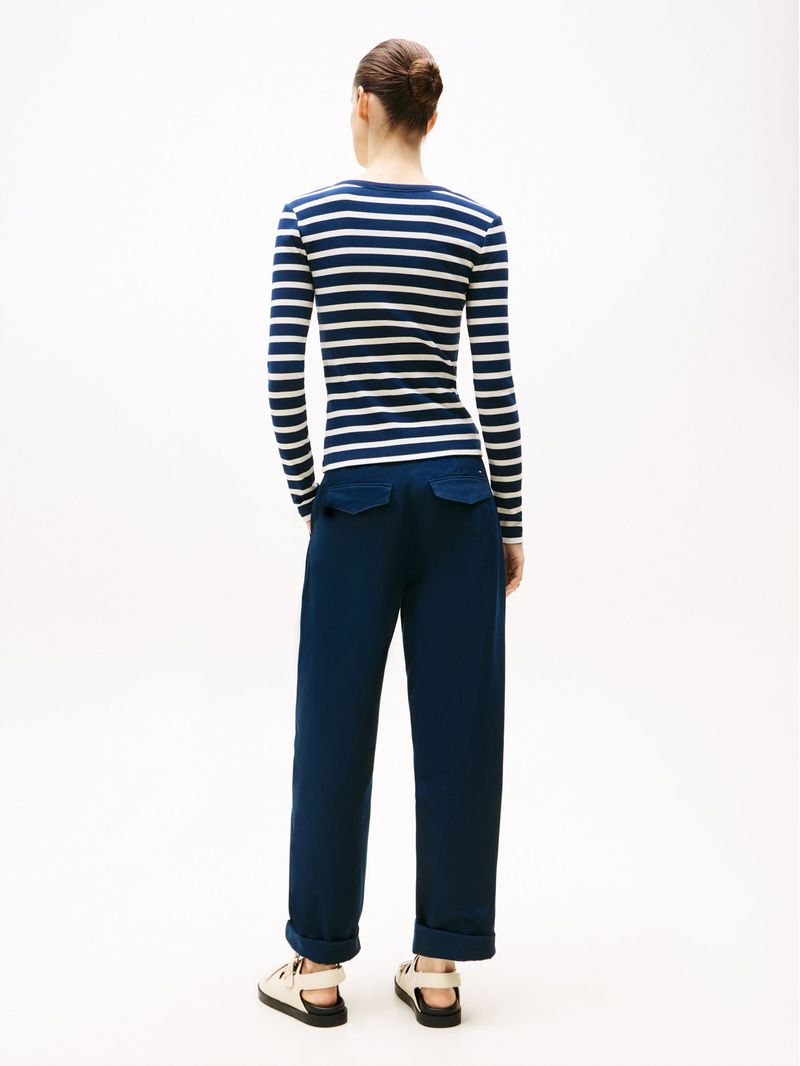 Remera-de-manga-larga-con-cuello-Henley