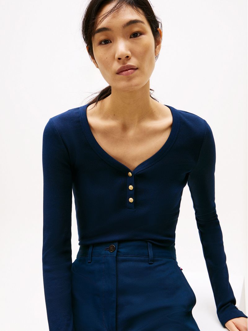 Remera-de-manga-larga-con-cuello-Henley