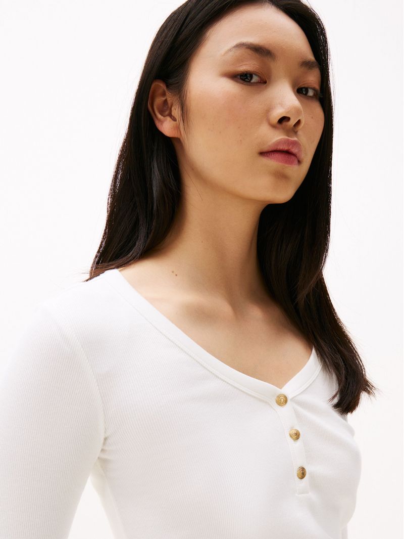 Remera-de-manga-larga-con-cuello-Henley