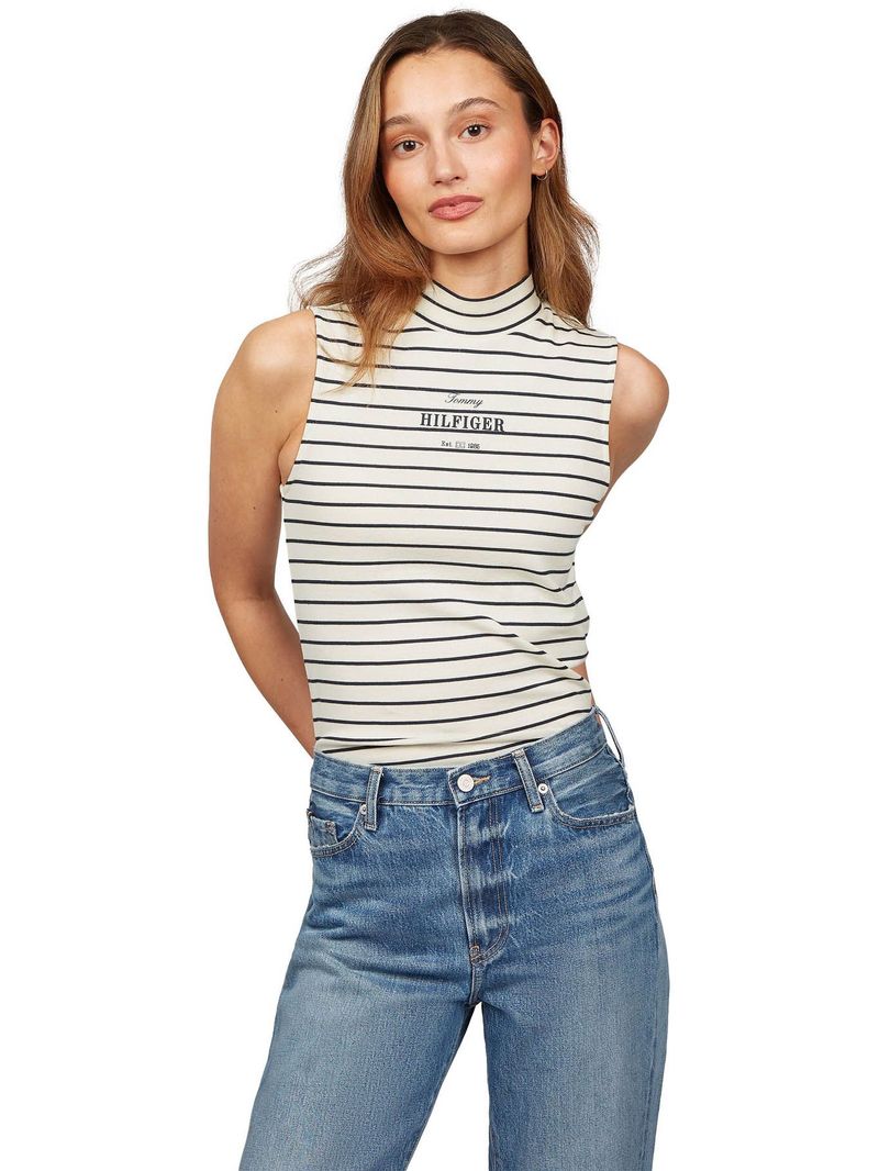 Remera-sin-mangas-de-cuello-alto-
