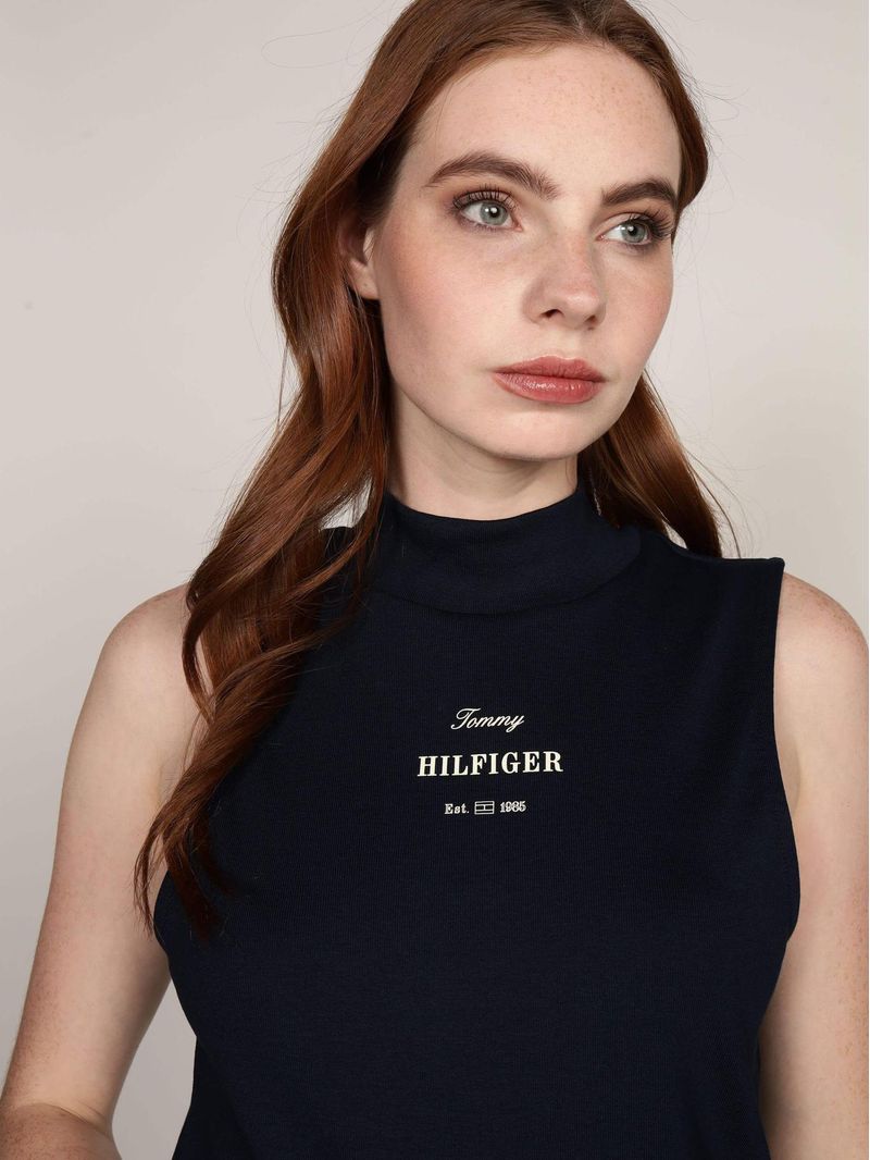Remera-sin-mangas-de-cuello-alto-